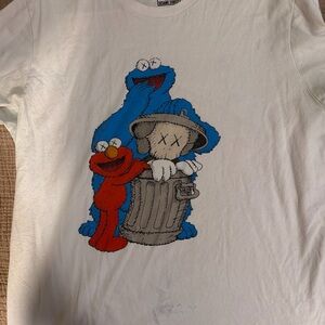 Uniqlo Men's KAWS Sea Moon Graphic T-Shirt L White Short Sleeve